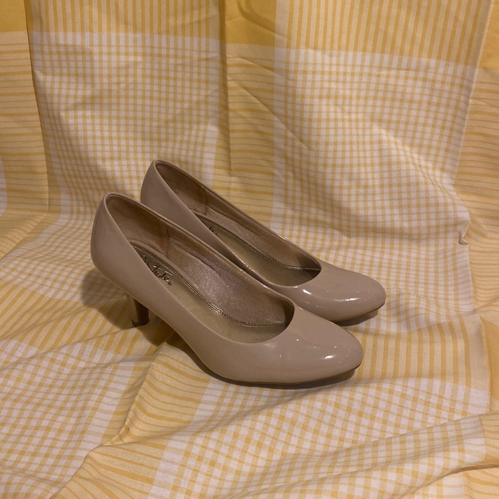 glossy nude pumps